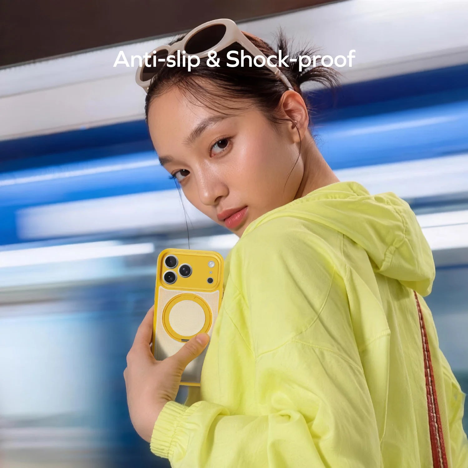 MOMAX Sōma Crystal Magnetic 360° Roller Case iPhone 18 Series · A closer look
