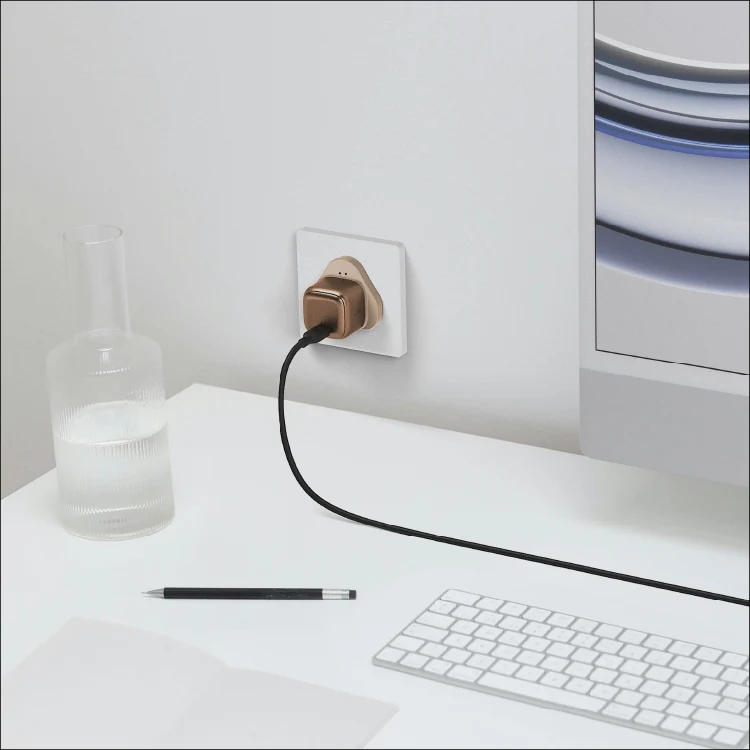 MOMAX 1-Charge 1 port 20W charger · A closer look
